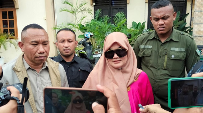 Ribut Tagih Hutang Pakai Karangan Bunga, Nama Gubernur Jambi Dibawa-bawa